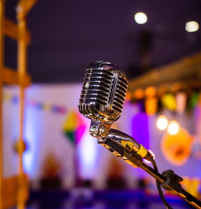 Om vi lät bli att sjunga med i sinnets karaoke?