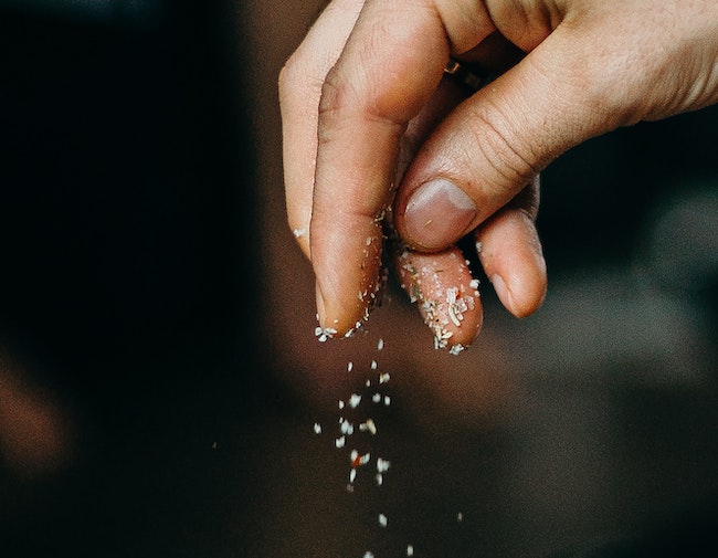 Att ta sitt tänkande med en nypa salt
